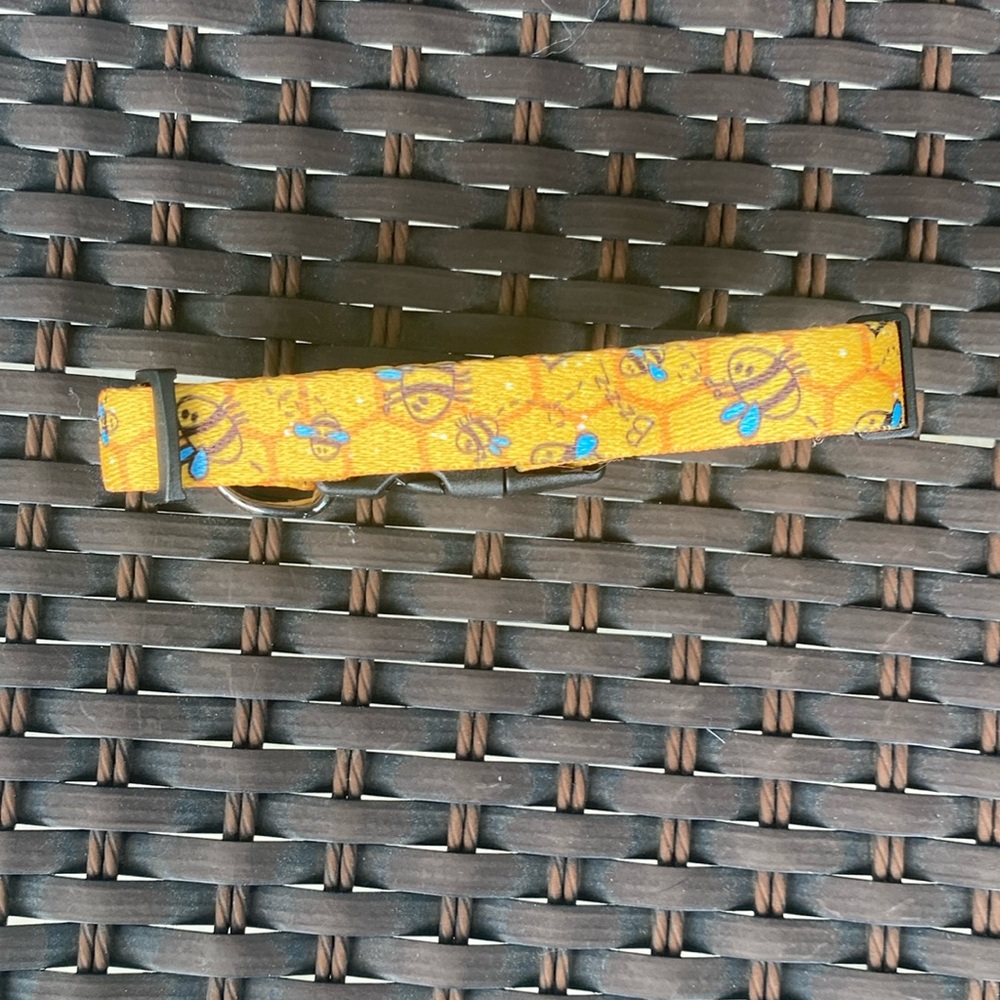 XS bumble bee collar